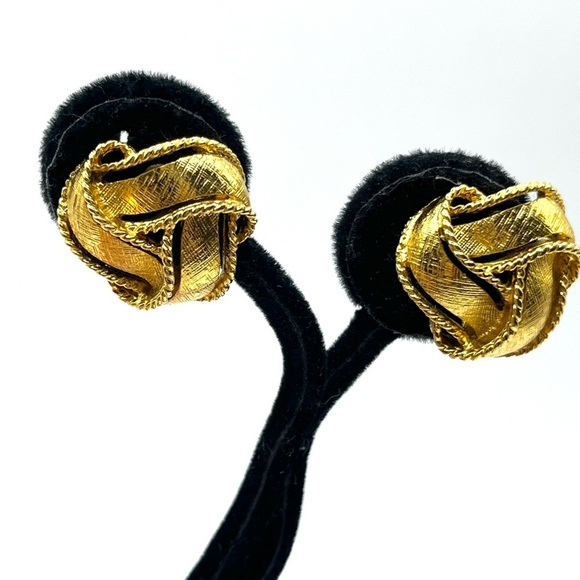 Napier Gold Tone Love Knot Earrings Signed  Clip on Earrings - Picture 6 of 12